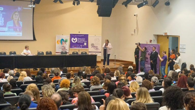 Ministra Cida Gonçalves em agenda na Assembleia Legislativa de Santa Catarina (ALESC)