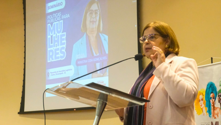Ministra Cida Gonçalves em agenda na Assembleia Legislativa de Santa Catarina (ALESC)
