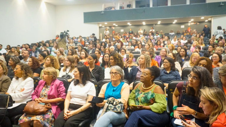 Ministra Cida Gonçalves em agenda na Assembleia Legislativa de Santa Catarina (ALESC)