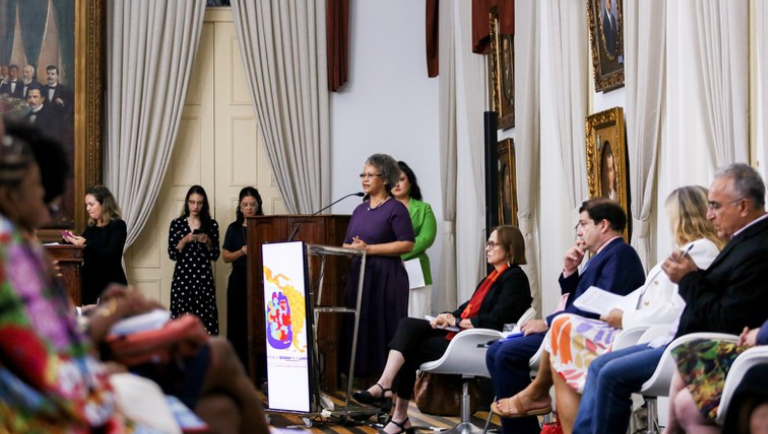 Seminário Entre o Local e o Global