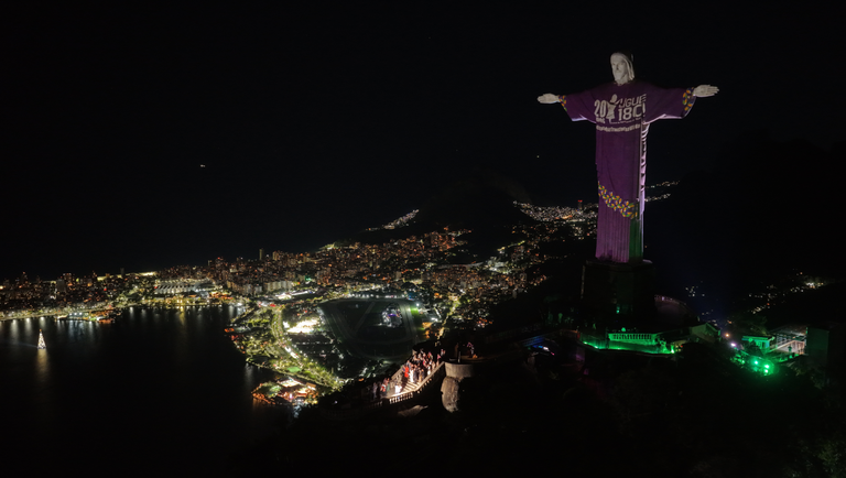 Projeção Ligue 180 no Cristo Redentor