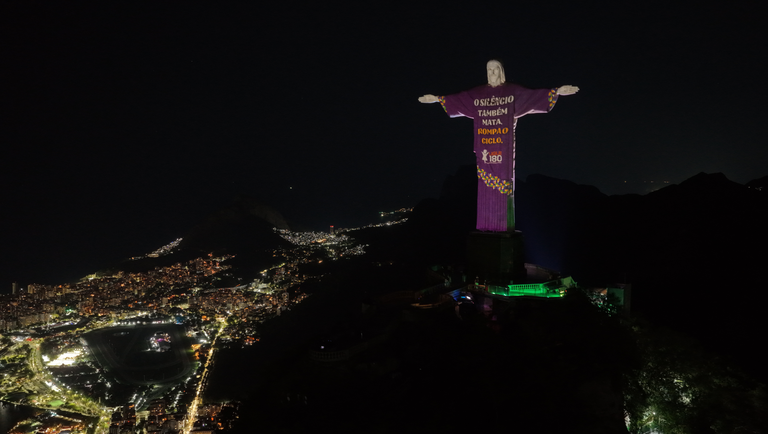 Projeção Ligue 180 no Cristo Redentor