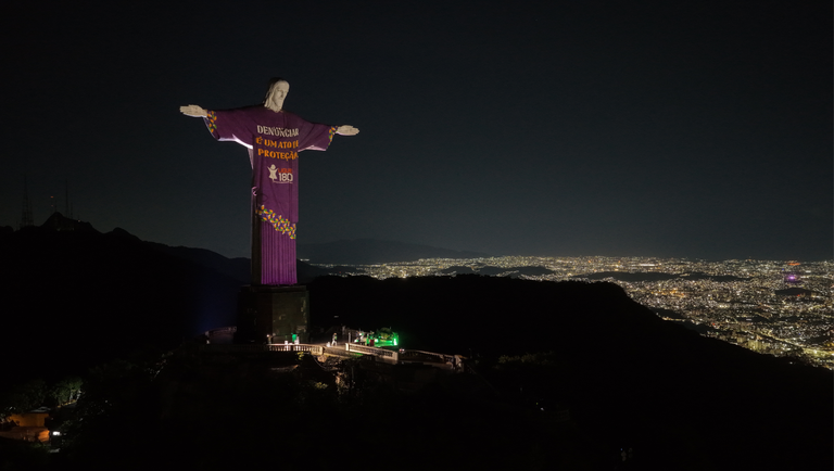 Projeção Ligue 180 no Cristo Redentor