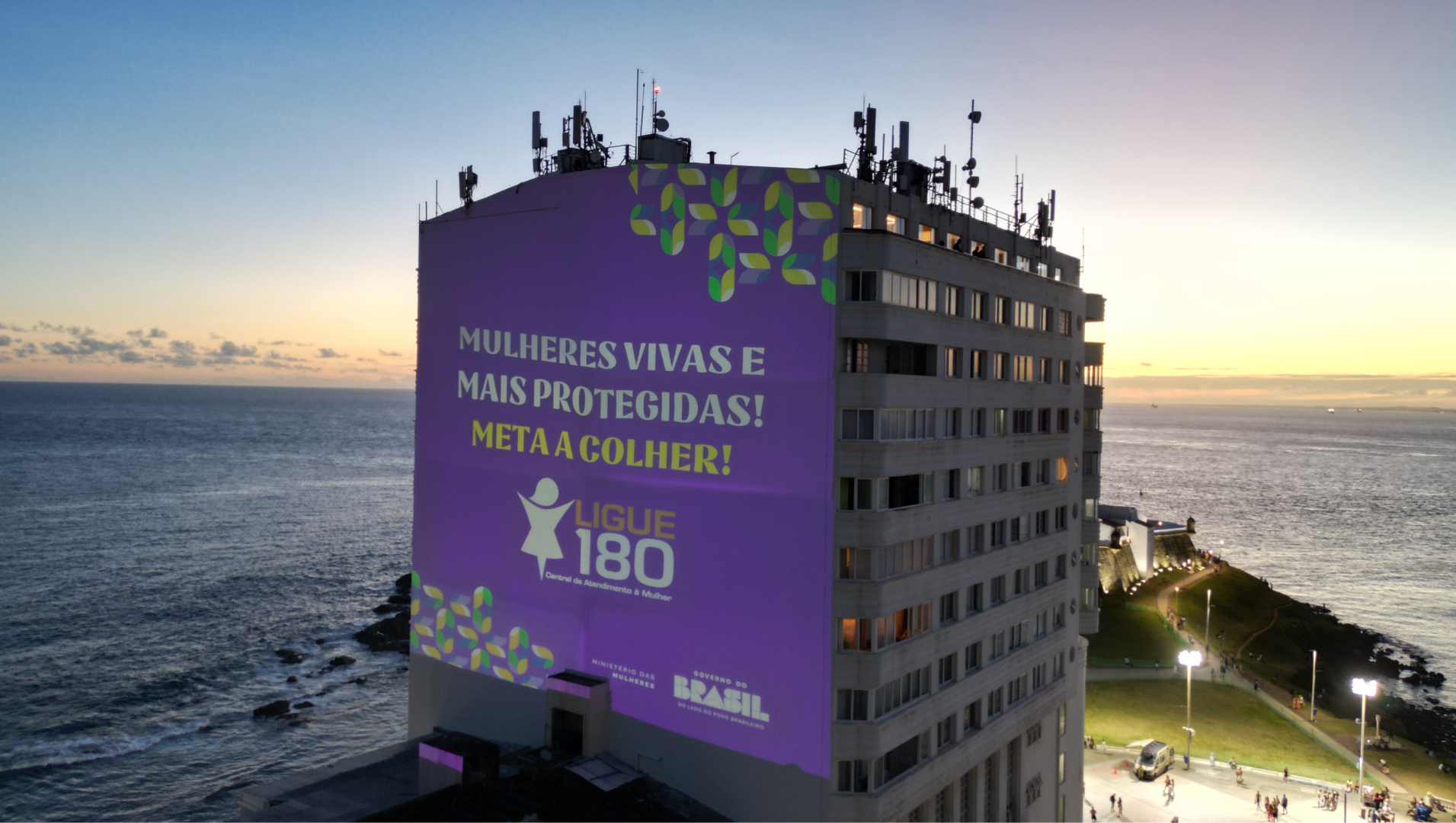 Ação marca os 20 anos do Ligue 180 e reúne Ministério das Mulheres, Governo da Bahia, Prefeitura e parceiros para dar visibilidade à pauta e divulgar canais de denúncia e acolhimento; Casa da Mulher Brasileira de Salvador completa dois anos também nesta sexta-feira (19)