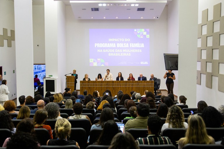 Apresentação dos Impactos e Resultados do Programa Bolsa Familia na vida das Mulheres Brasileiras