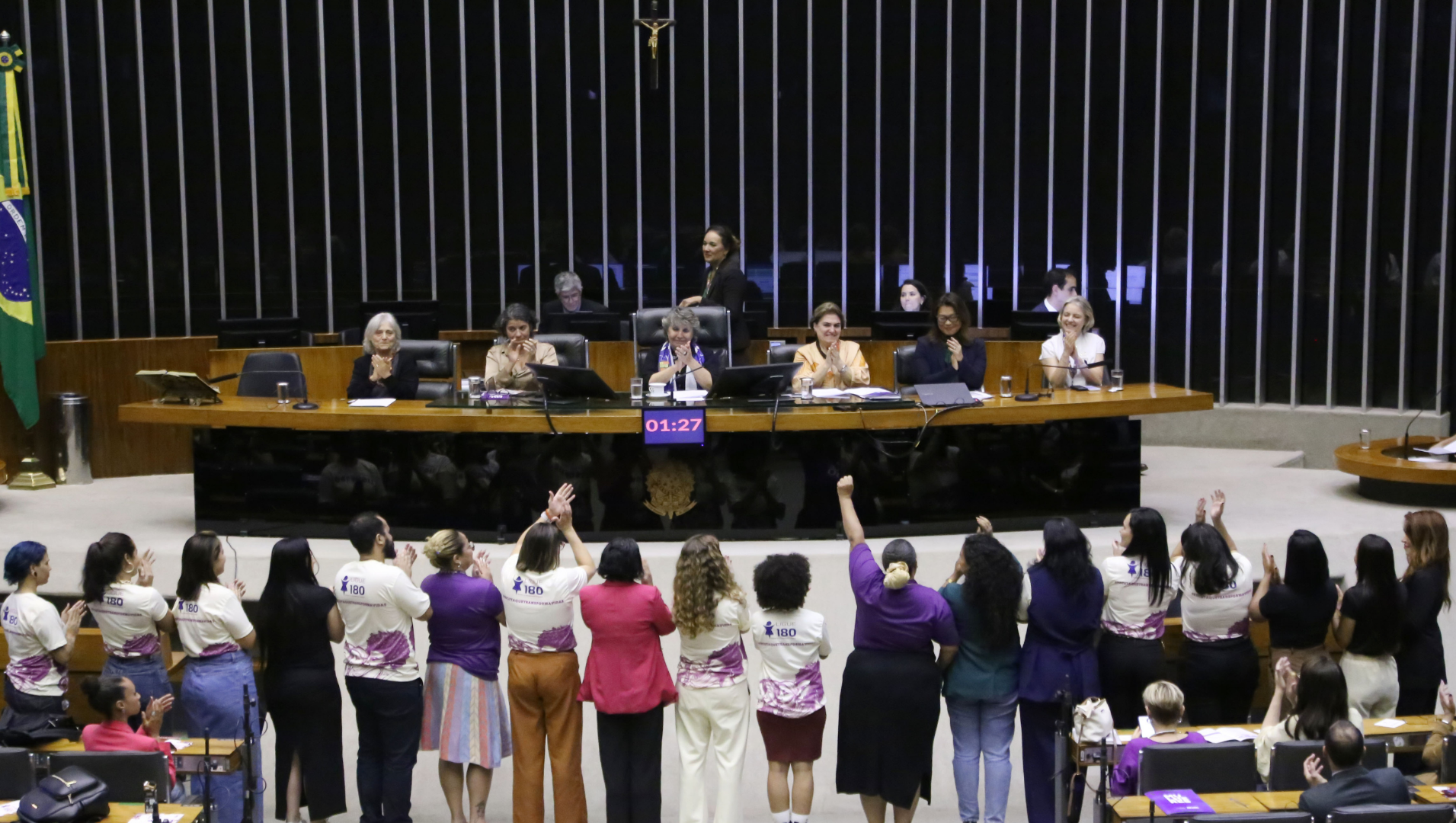 Durante a sessão solene, o Ministério das Mulheres lançou o Guia Prático - Ligue 180 e recebeu a Carta de Intenções para o fortalecimento do serviço