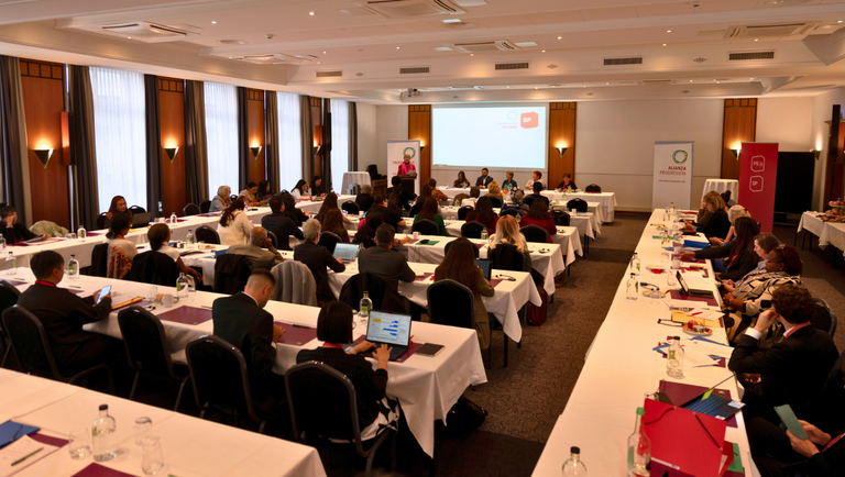 “Avançando a Liderança Feminista e Garantindo a Paz”