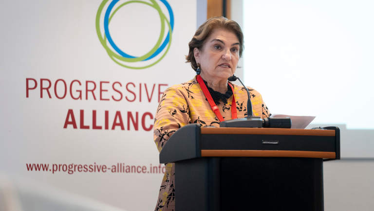 “Avançando a Liderança Feminista e Garantindo a Paz”