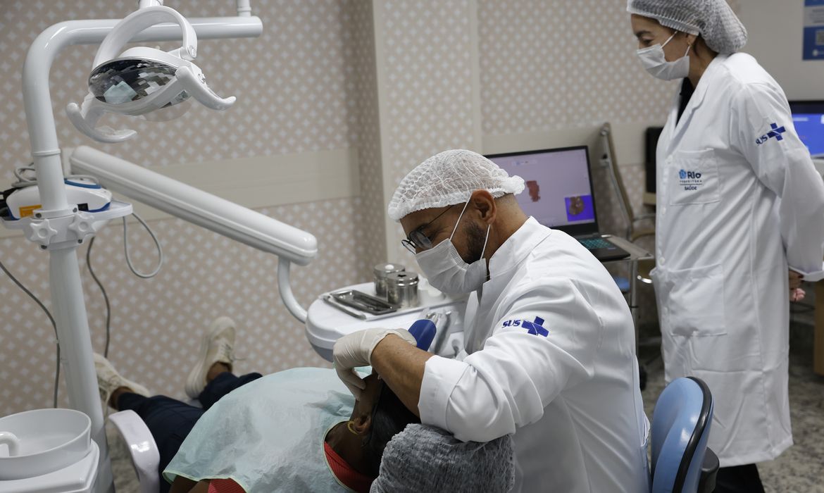 Dentistas do Sul atendem mulheres no consultório