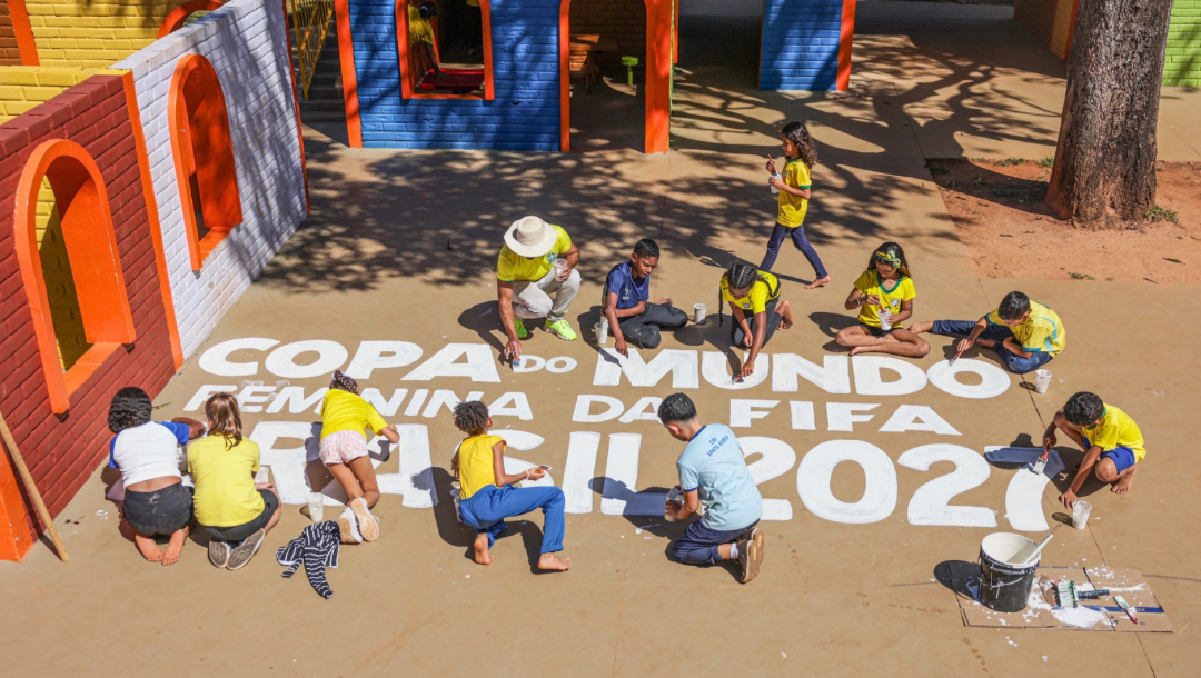 Crianças pintam a Copa do Mundo Feminina de Futebol
