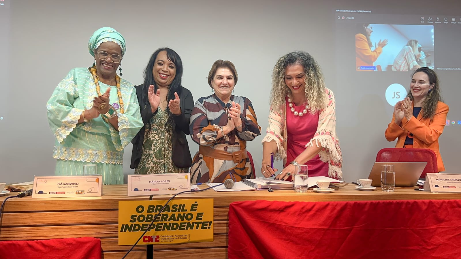 Ministra Márcia Lopes e Bruna Benevides (à direita) renovam acordo de cooperação para produção de dados e proteção de travestis e mulheres trans. Foto:  Ingrid Santos ASCOM/MMulheres