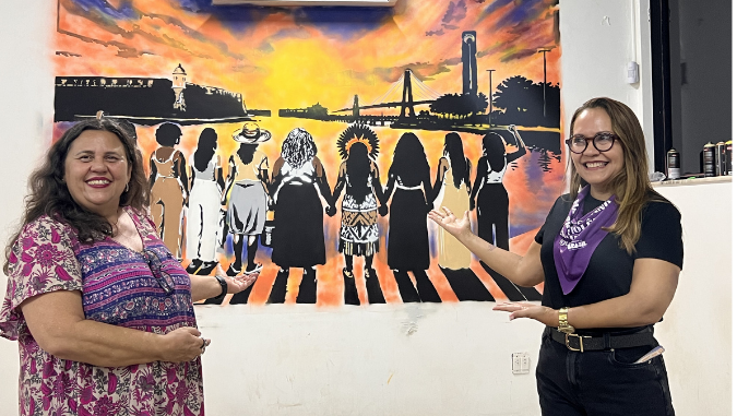 Painel pintado durante o ato e a ação da tenda lilás