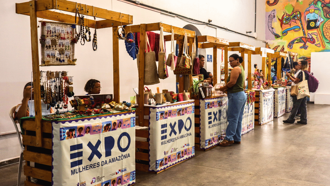 Foto de estandes da Expo Mulheres da Amazônia, realizada durante a Plenária Amazônia.