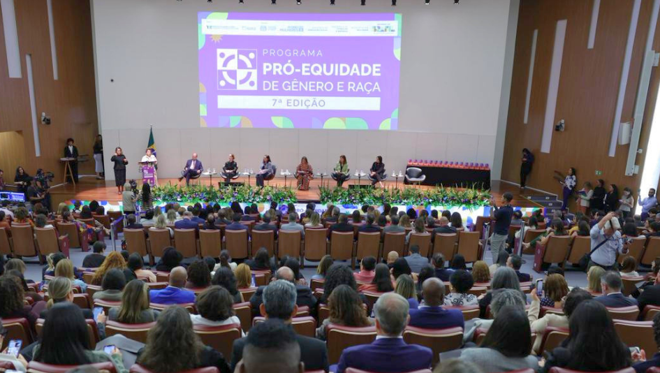 Foto da entrega do selo Pró-Equidade de Gênero e Raça