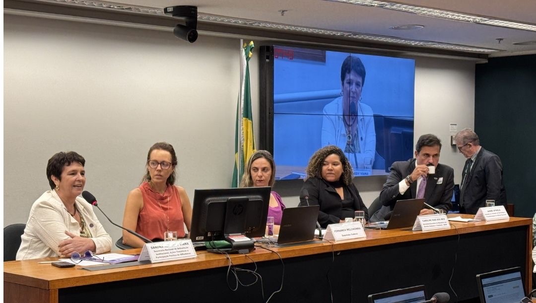 Secretária do Ministério das Mulheres defende fim da escala 6x1 e vincula debate à sobrecarga feminina e à Política Nacional de Cuidados
