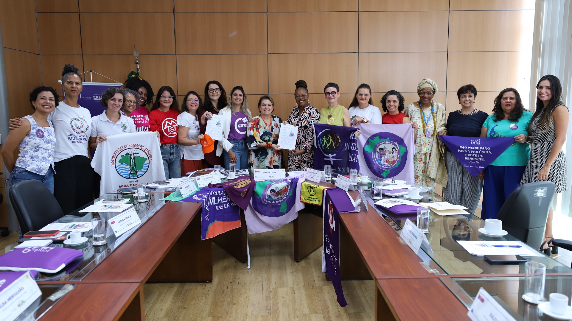 Documento da Articulação Nacional 8 de Março, apoiado por mais de 300 organizações, reúne reivindicações sobre justiça econômica, fim da escala 6x1, combate à violência de gênero e mais recursos para as políticas públicas em defesa dos direitos das mulheres