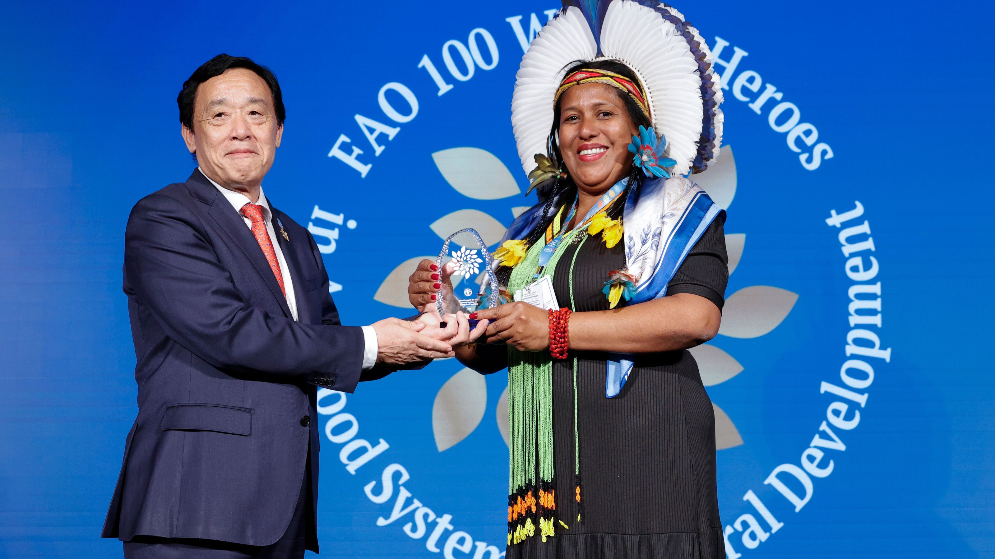 Luena Pataxo, do Brasil, é premiada pelo Diretor Geral da FAO, QU Dongyu
