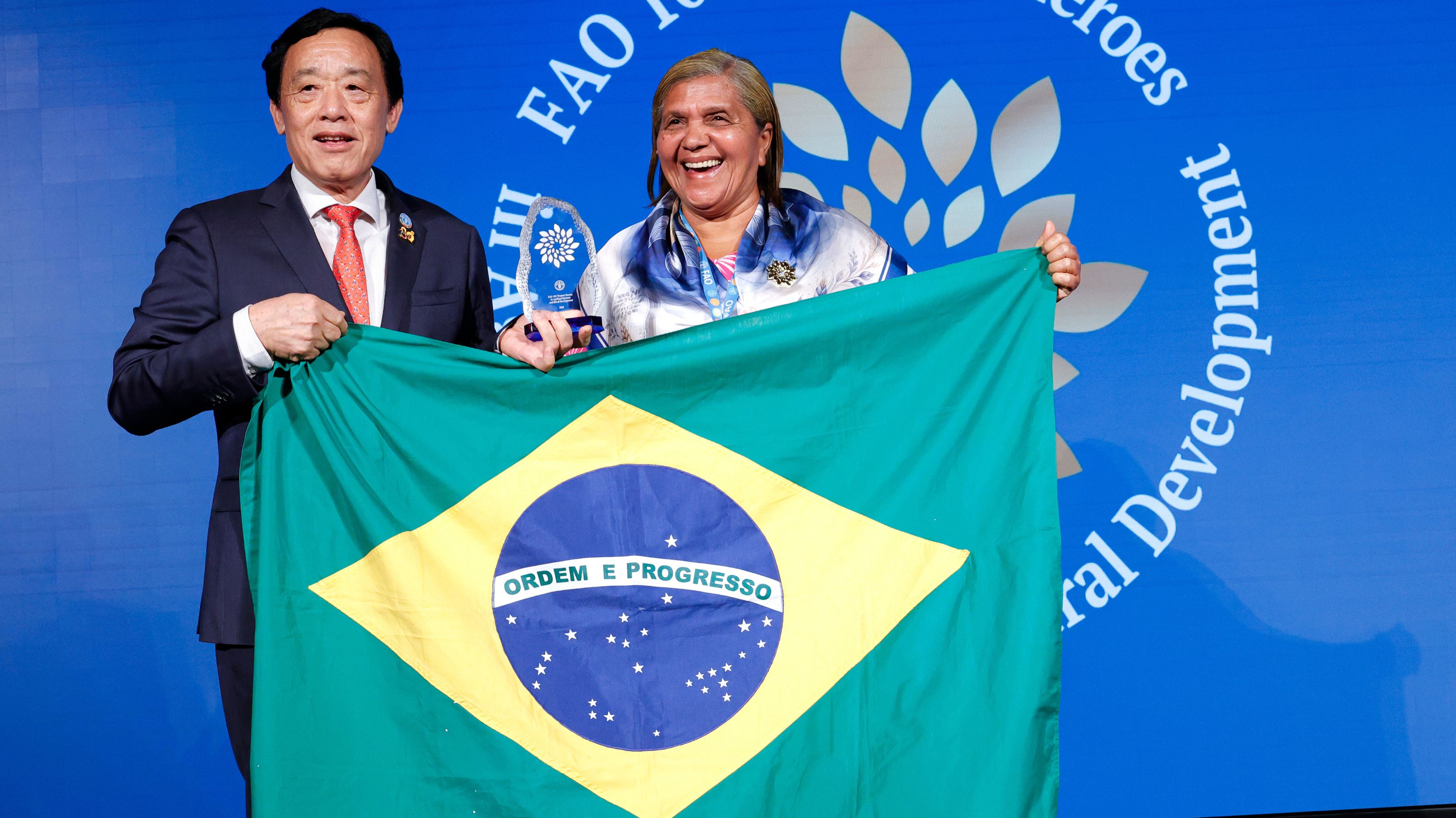 Joana Rodrigues Mousinho, do Brasil, é premiada pelo Diretor Geral da FAO, QU Dongyu