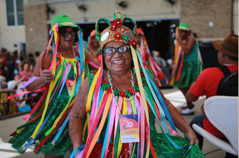 Baianas com trajes coloridos sorrindo participam na Rede Cultura Viva