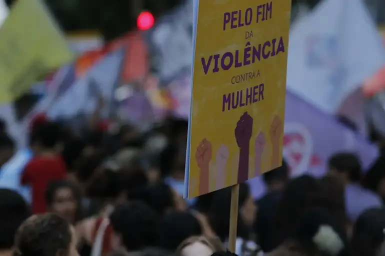 Imagem de uma placa com o escrito Pelo fim da violência