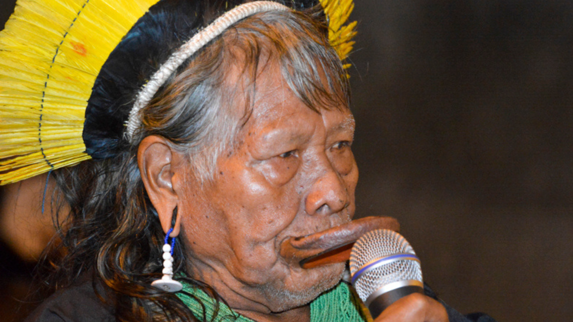 Cacique Raoni participa de debate sobre direitos indígenas e visita exposição Xingu: Contatos no Centro Audiovisual (CAud)
