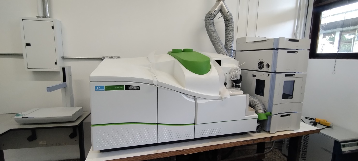 Espectrômetro de massa com plasma indutivamente acoplado (ICP-MS).png