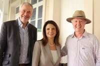 Presidente e diretora-executiva da COP30, respectivamente, André Corrêa do Lago e Ana Toni, sendo recebidos pelo diretor do Museu Goeldi, Nilson Gabas Júnior - Foto: Sâmia Batista
