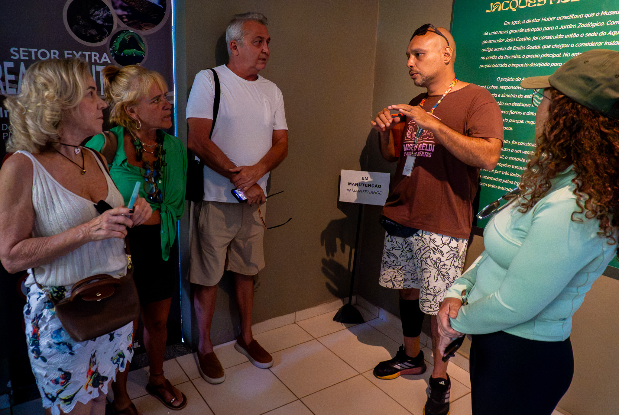 Grupo de pessoas interagem em ambiente de exposição