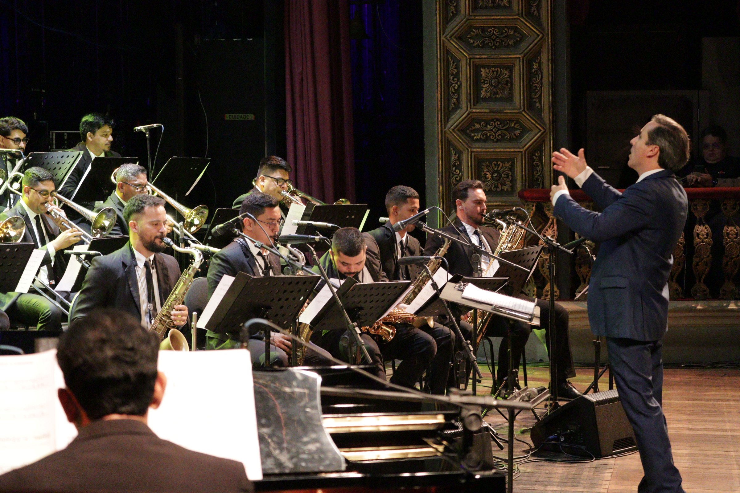maestro dirige orquestra em teatro
