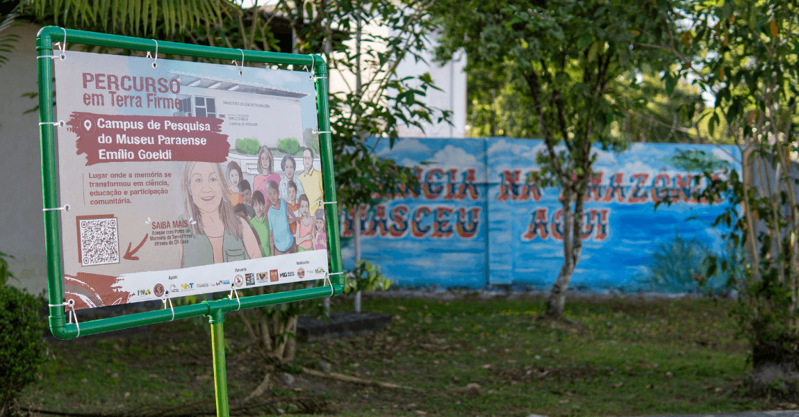 Um totem feito de cano verde e pneus coloridos está diante do prédio do Campus de Pesquisa do Museu Goeldi