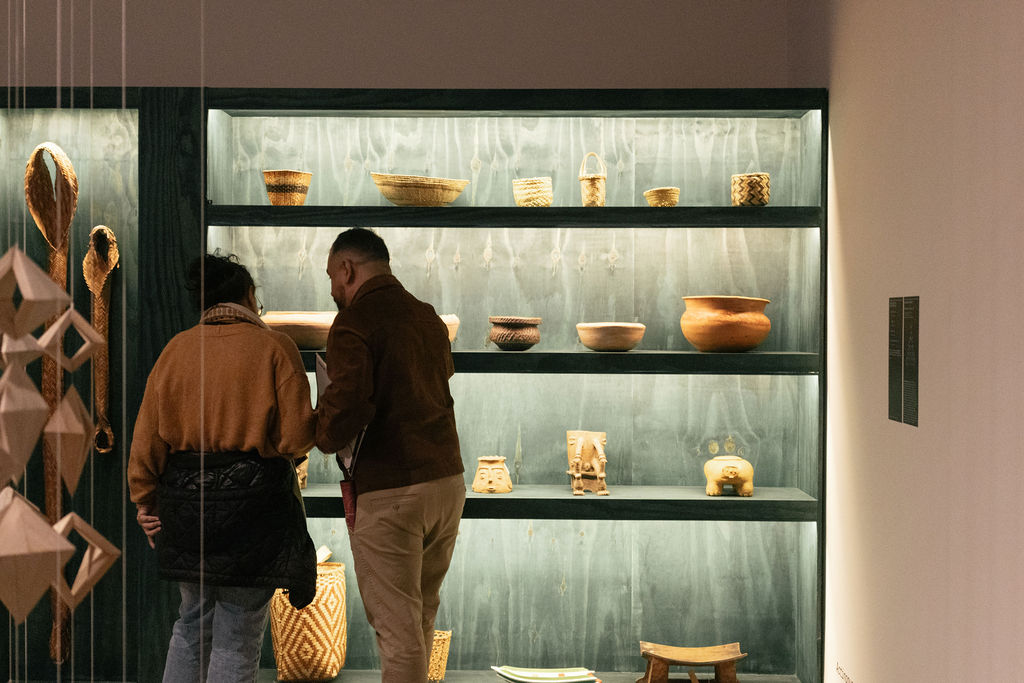 casal observa peças de museu em exposição