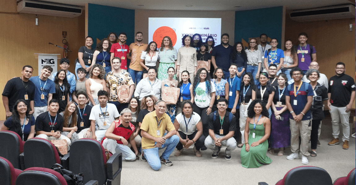 Um grupo de estudantes posa para foto num auditório