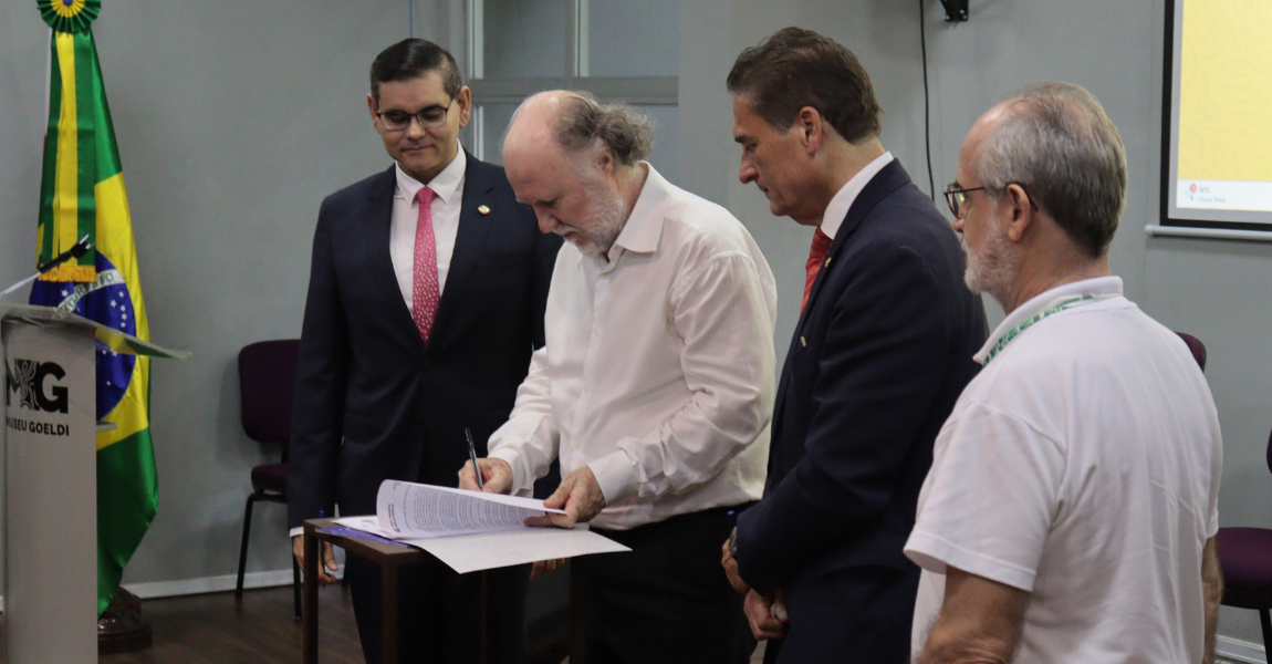 Gestores de instituições parceiras do Museu Goeldi estão ao lado do diretor do MPEG que segura documento assinado para firmar apoio ao restauro da Casa Goeldi