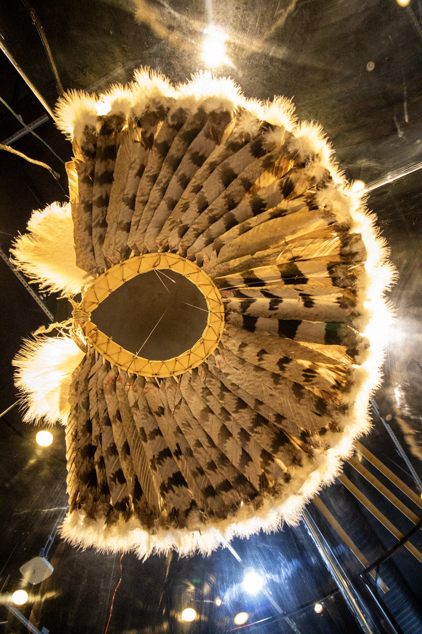 Um artefato plumário dos povos indígenas Katxuyana e Kahyana exposição
