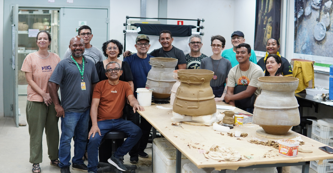Grupo da oficina com as réplicas da urna funerária Aristé
