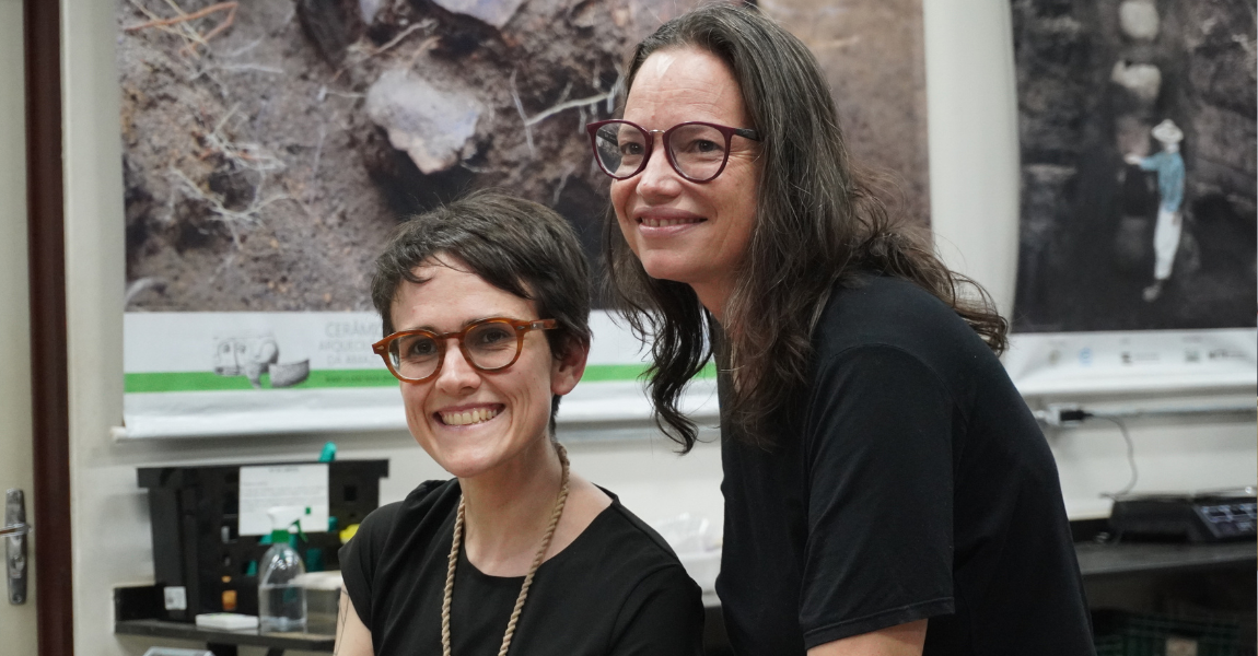 Curadora do Instituto Tomie Ohtake Ana Roman e coordenadora do Replicando o Passado Helena Lima