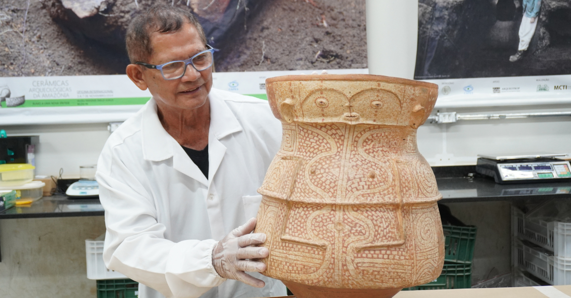 Conservador-restaurador Raimundo Teodoro e a urna funerária Aristé original