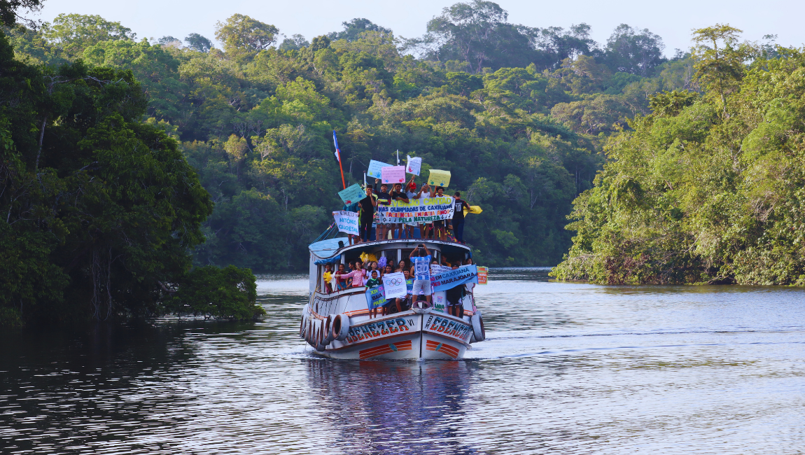 Estudantes e educadores desembarcam na "baía dos saberes" da Estação Científica Ferreira Penna, no meio da Flona, em barcos enfeitados com balões e faixas. Após "gritos de paz" e falas oficiais, grupo inicia imersão na terceira fase do Programa de Educação promovido pela instituição de pesquisa mais antiga da Amazônia, com o apoio de órgãos parceiros.