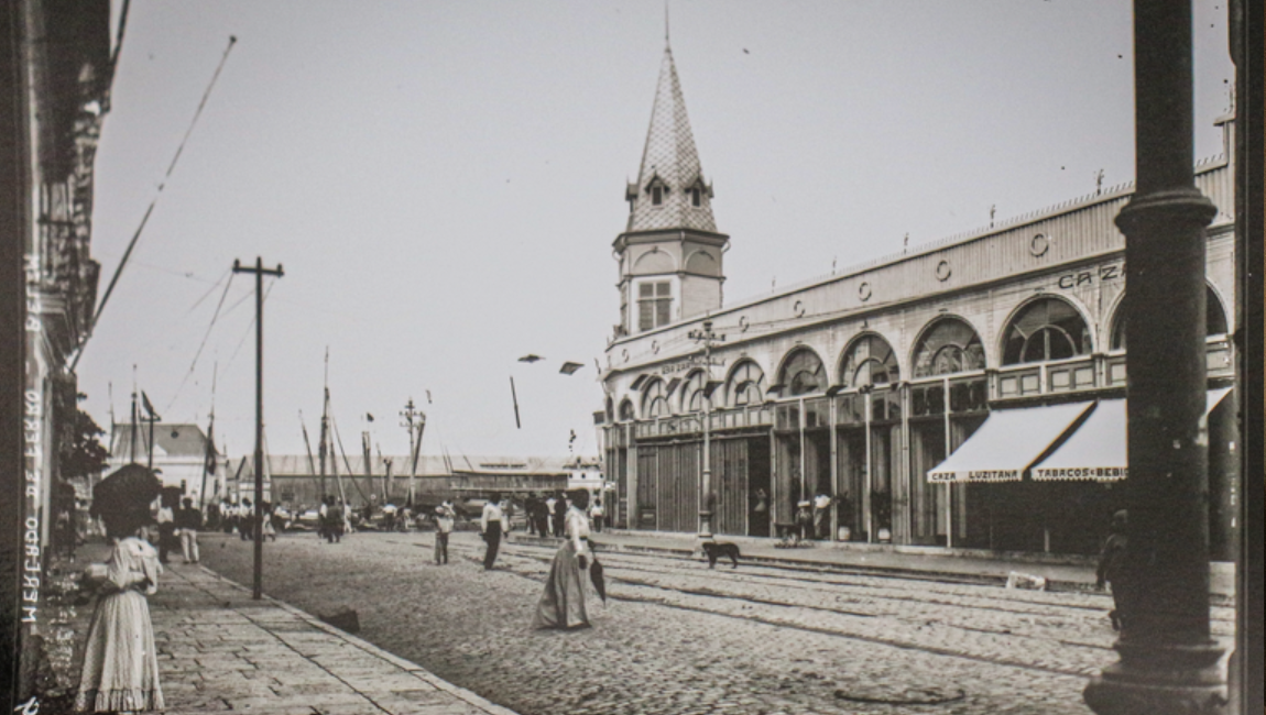 Imagens produzidas por pesquisadores e servidores do MPEG, a partir de 1890, destacam a modernização na cidade no período da borracha e o desaparecimento da floresta. A exposição do acervo representa um marco na história do Arquivo Guilherme de La Penha e contribui para o desenvolvimento de novas pesquisas.
