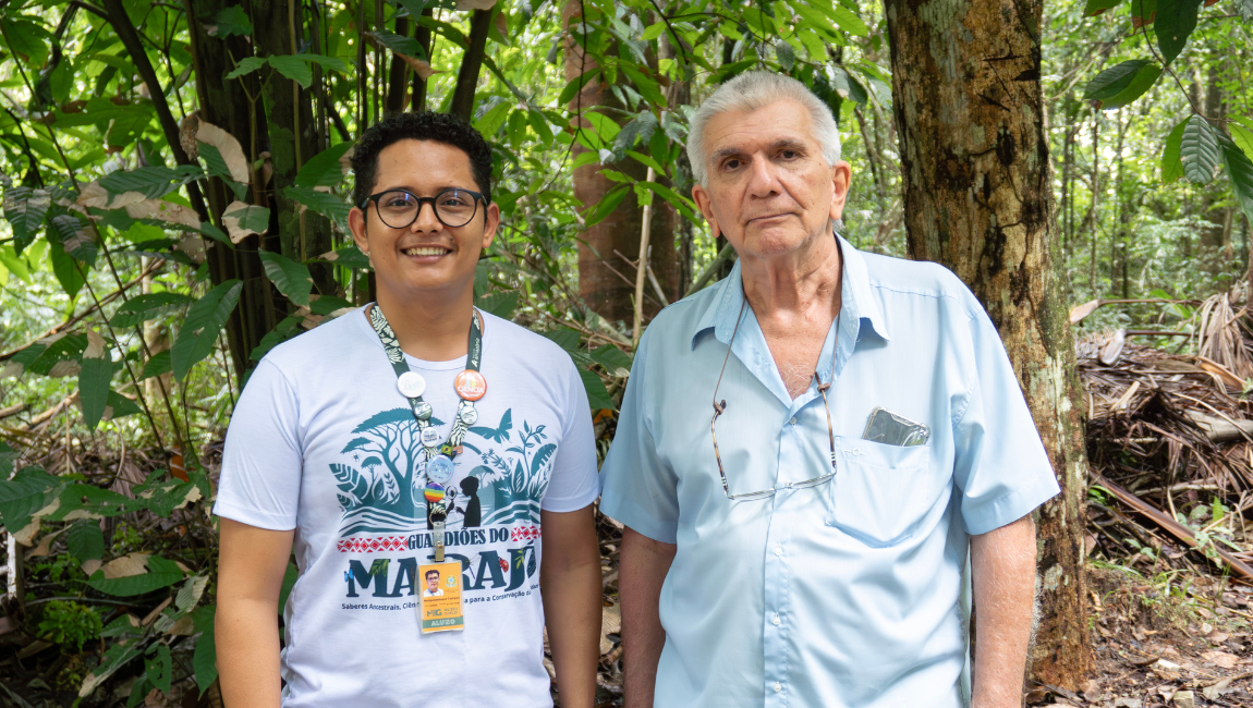 Estudante-Melquisedeque-Valente-Com-Seu Orientador-Orlando-Tobias-Silveira-Foto-de-WoltaireMasaki.png