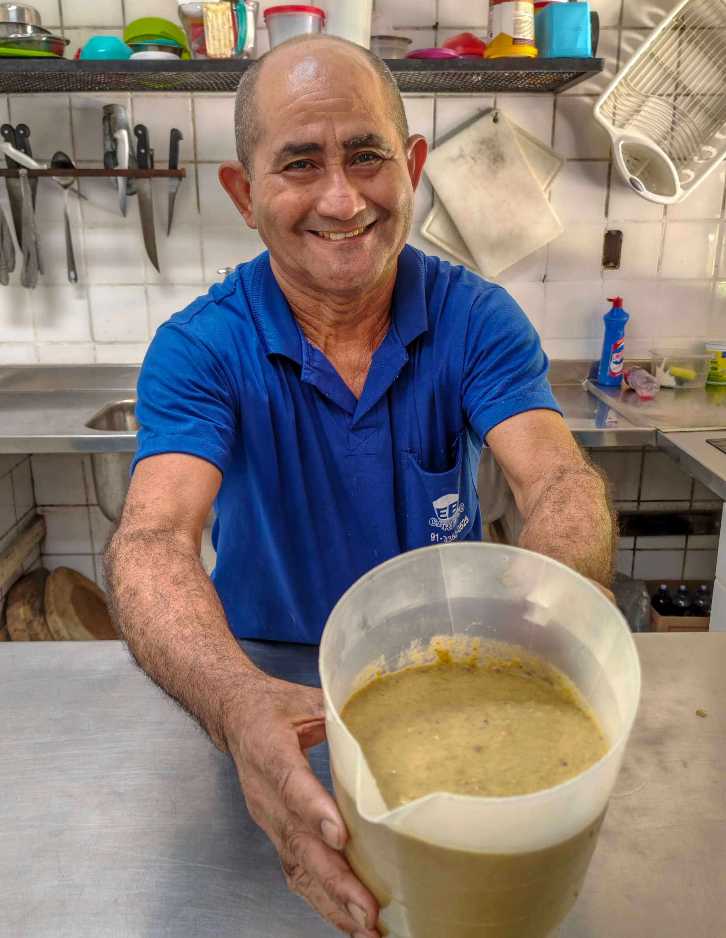 Tratador exibe papa de tamanduá no copo de liquidificador