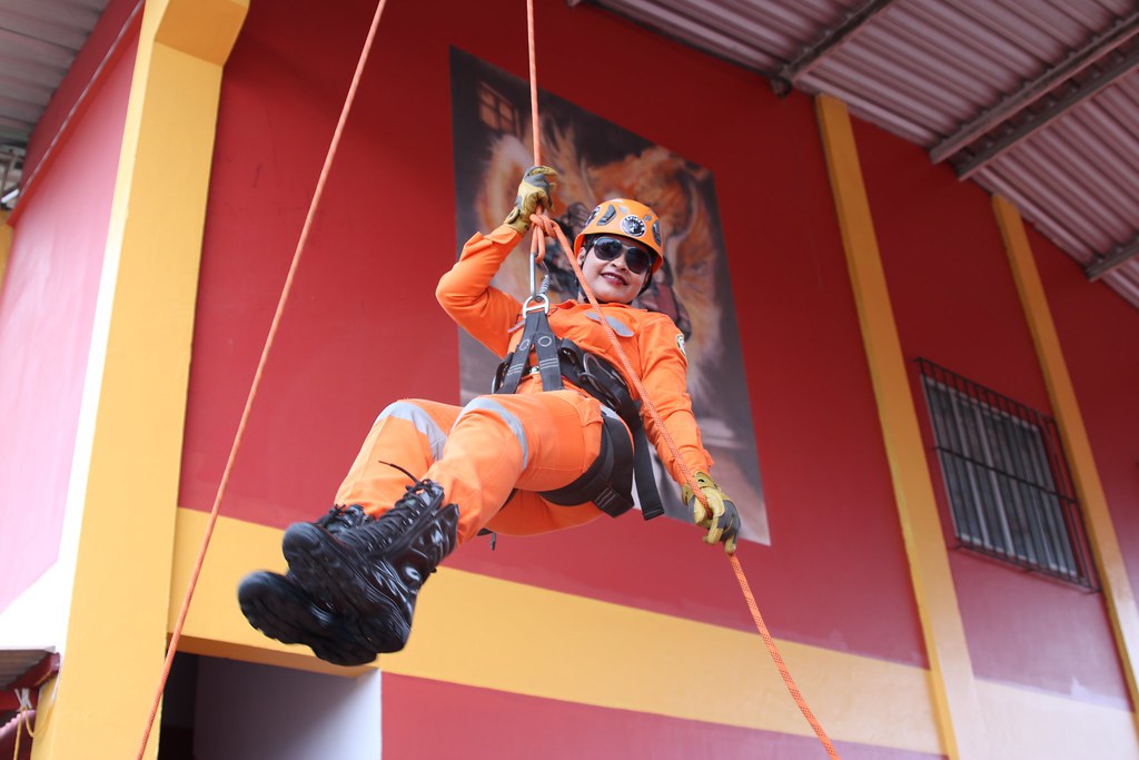 2-bombeira-descendo-rapel_55105179032_l.jpg