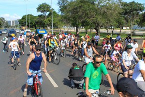 O dia de sol na capital federal atraiu cerca de 200 ciclistas para o circuito de museus