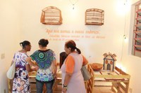 Decoração Estilo rústico com muita madeira, verde natural e flores que lembram o cerrado