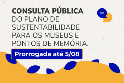 Banner com fundo em textura clara semelhante a papel reciclado. Na parte superior esquerda, há o texto: “CONSULTA PÚBLICA DO PLANO DE SUSTENTABILIDADE PARA OS MUSEUS E PONTOS DE MEMÓRIA.” À direita do título, há um ícone de balões de diálogo nas cores azul e amarelo. Na parte inferior, uma faixa ondulada amarela com folhas azuis compõe a ilustração.