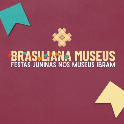 Card da programação "Brasiliania Museus – Festas Juninas nos Museus Ibram". Ao centro, em destaque, aparece o título "BRASILIANA MUSEUS" em letras amarelas, decoradas com pequenas bandeirinhas coloridas de festa junina. Logo abaixo, em letras brancas, está o subtítulo "Festas Juninas nos Museus Ibram". Acima do título há um elemento gráfico inspirado em tramas de palha. O fundo é bordô texturizado, com grandes bandeirinhas estilizadas nas cores verde-água e amarelo nos cantos superior esquerdo e inferior direito.