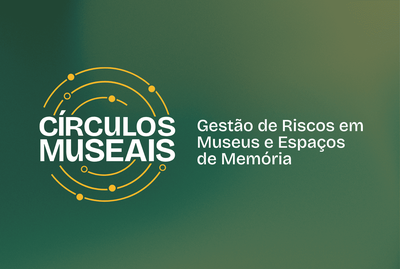 Card horizontal em fundo verde com gradiente que vai do verde-escuro ao verde-oliva. À esquerda, o logotipo “CÍRCULOS MUSEAIS”, em branco, envolto por círculos concêntricos de linhas e pontos amarelos. À direita, o texto em branco “Gestão de Riscos em Museus e Espaços de Memória”.