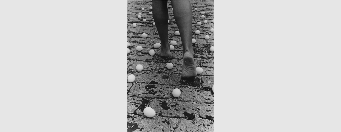 Anna Maria Maiolino. Fotografia pb sobre poliestireno expandido, 92 x 60,5 cm, 1981. Assinada "Anna M. Maiolino". Doação, 2004, Anna Maria Maiolino.