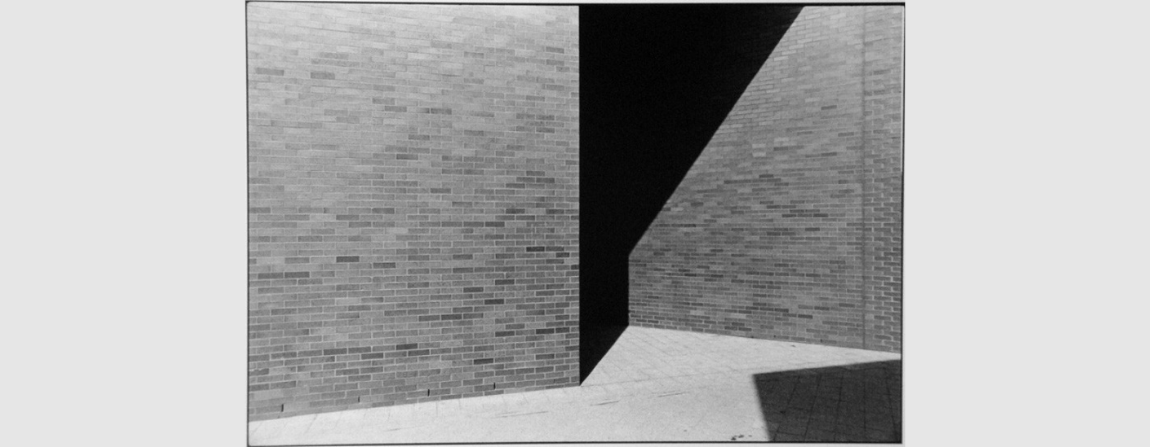 Fotografia PB 20,7 x 30,3 cm (área impressa); 28 x 35,5 cm (suporte), 1987. Assinada Pedro Vasquez Rochester, 1987. Doação, 2001, Pedro Vasquez.