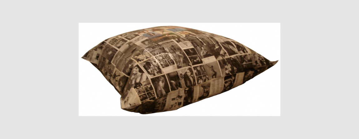 Franklin Cassaro. Papel de revista colado e plástico, 80 x 250 x 208 cm.  Sem assinatura. Doação, 2005, Franklin Cassaro.